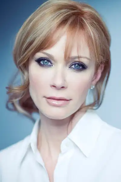 Lauren Holly headshot