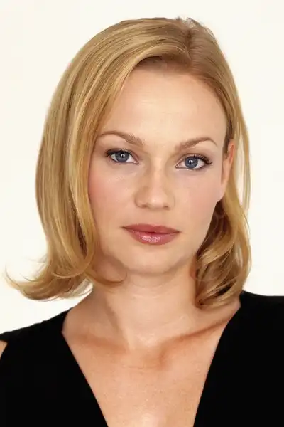 Samantha Mathis headshot