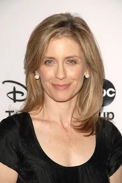 Helen Slater headshot
