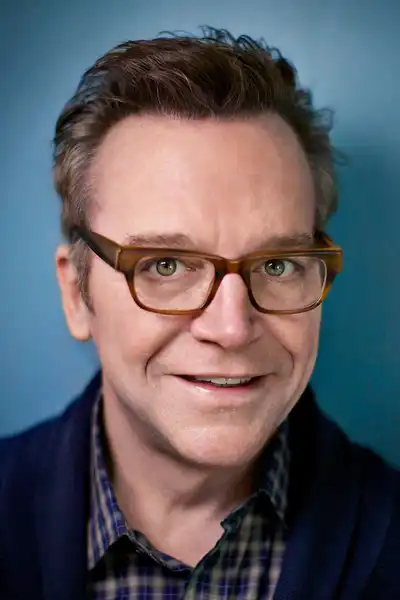 Tom Arnold headshot