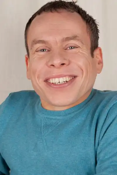 Warwick Davis headshot