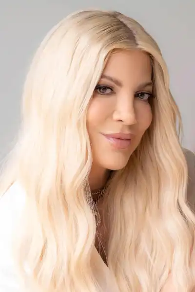 Tori Spelling headshot