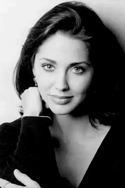Bobbie Phillips headshot