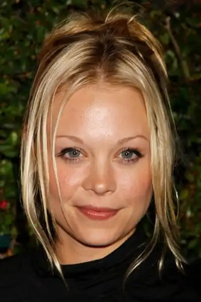 Alexandra Holden headshot