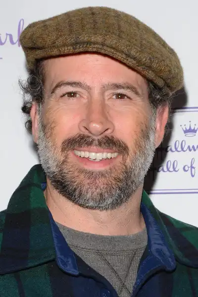 Jason Lee headshot
