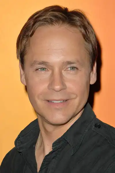 Chad Lowe headshot