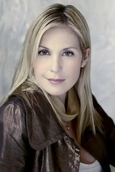 Kelly Rutherford headshot