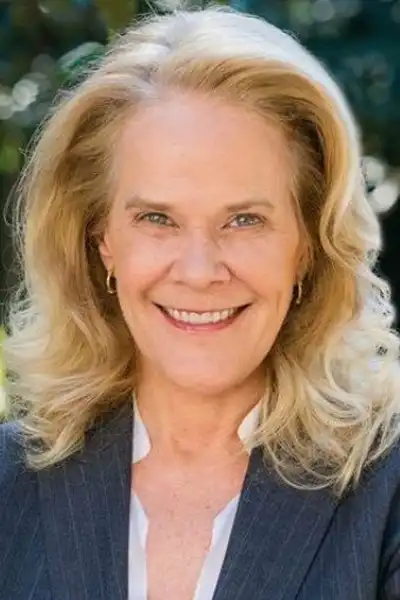 Julie Araskog headshot