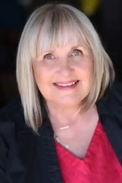Julie Ariola headshot