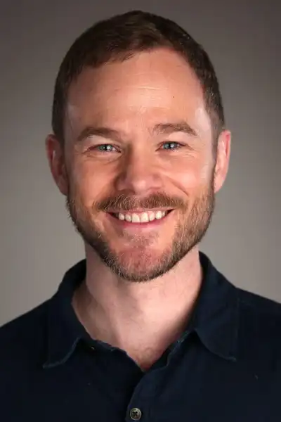 Aaron Ashmore headshot