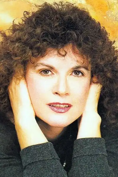 Nicole Avril headshot