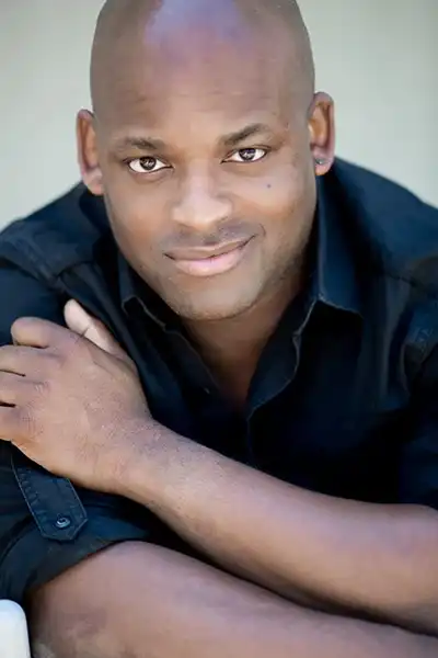 Doron Bell headshot