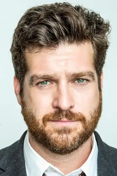 Zachary Bennett headshot