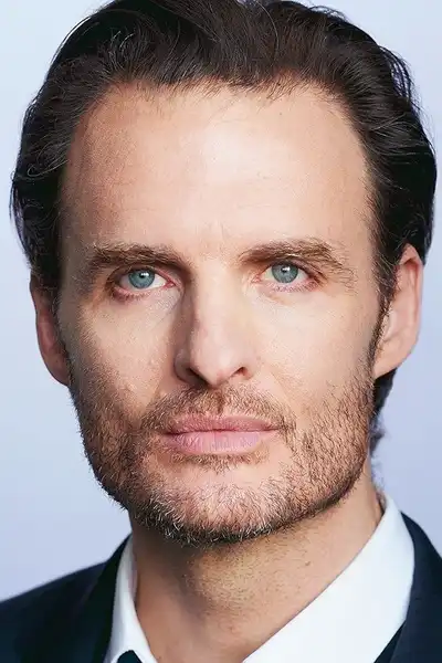 Greg Bryk headshot