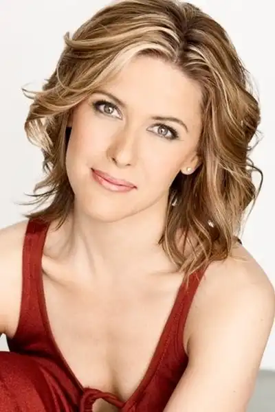 Caroline Cave headshot