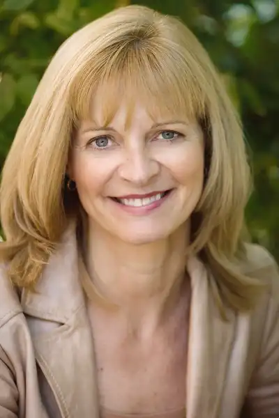 Lorette Clow headshot