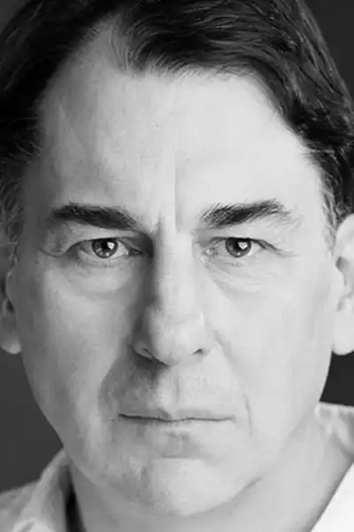 Simon Coury headshot