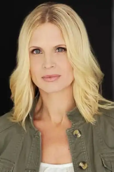 Kendall Cross headshot