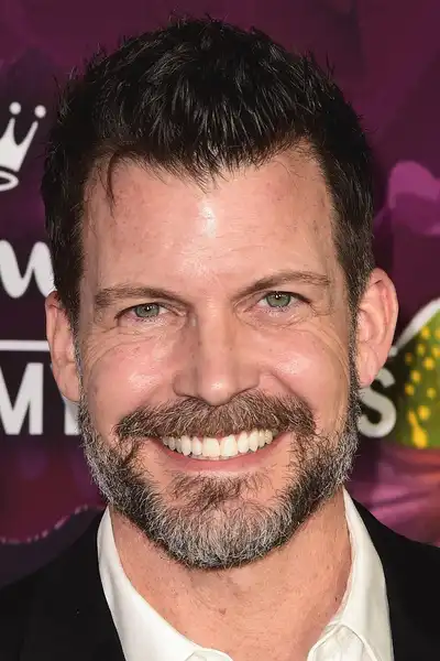 Mark Deklin headshot