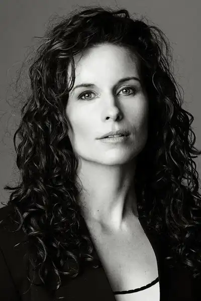 Holly Elissa headshot