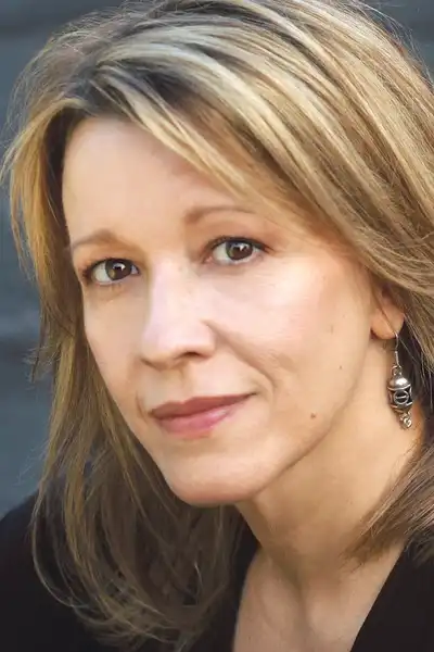 Linda Emond headshot