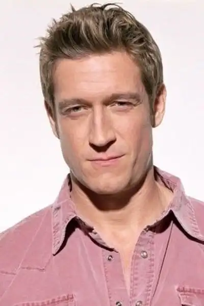 Robert Gant headshot
