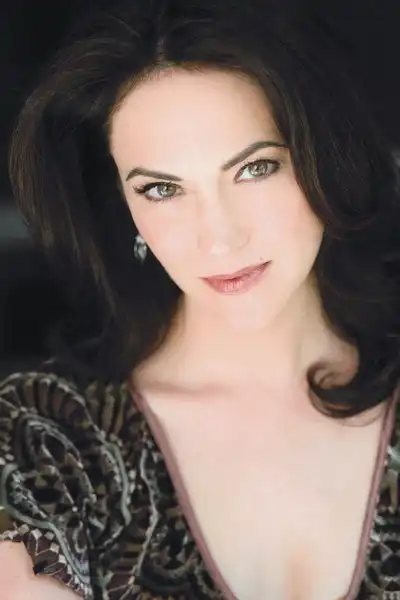 Joanna Going headshot