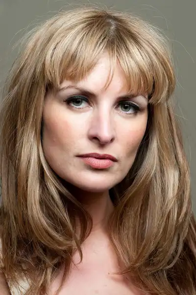 Lesley Harcourt headshot