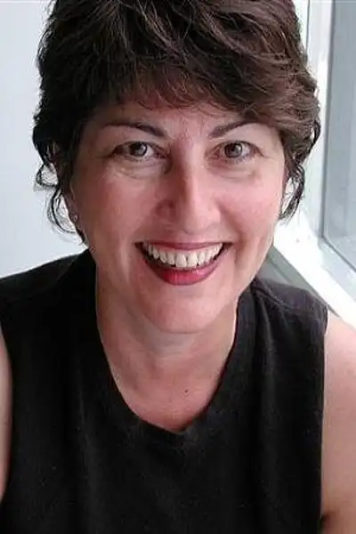 Gail Harvey headshot