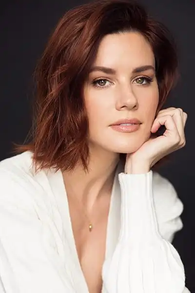 Chelsea Hobbs headshot