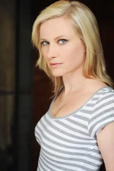 Emily Holmes headshot