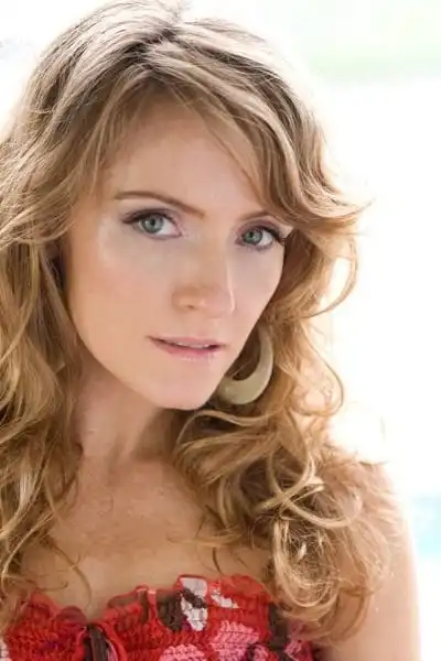 Helene Joy headshot