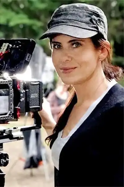 Shannon Kohli headshot