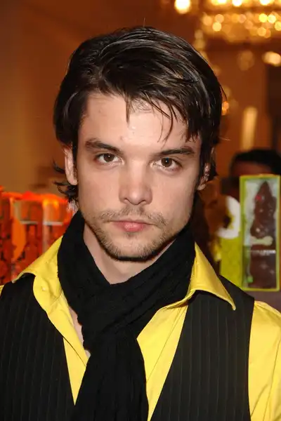 Andrew Lee Potts headshot