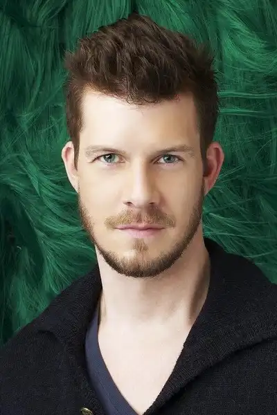 Eric Mabius headshot
