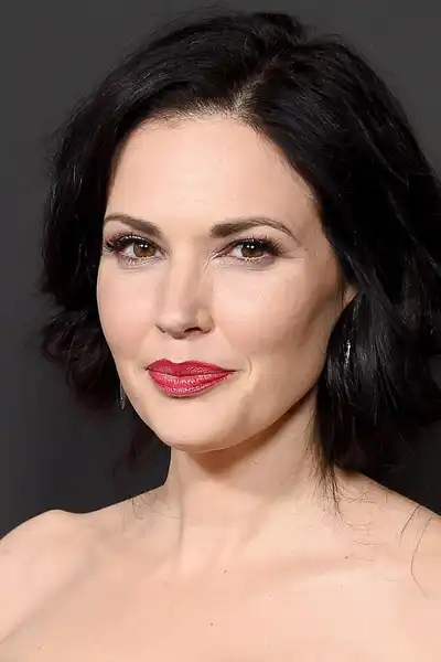 Laura Mennell headshot