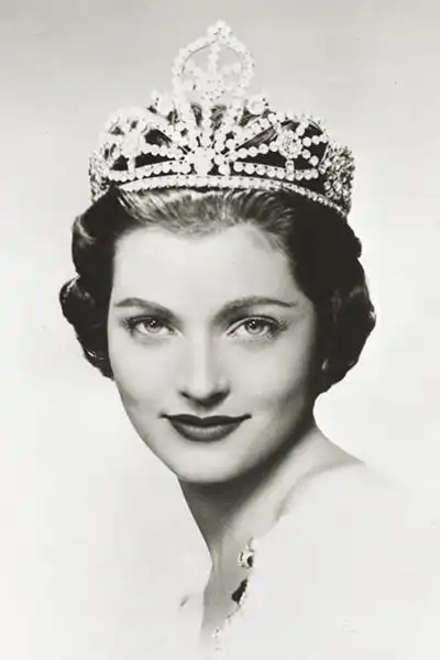 Lee Meriwether headshot