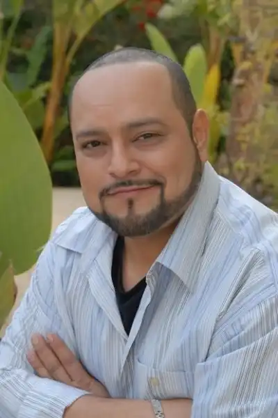 Rolando Molina headshot