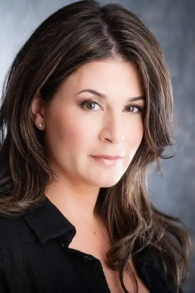 Nicole Oliver headshot