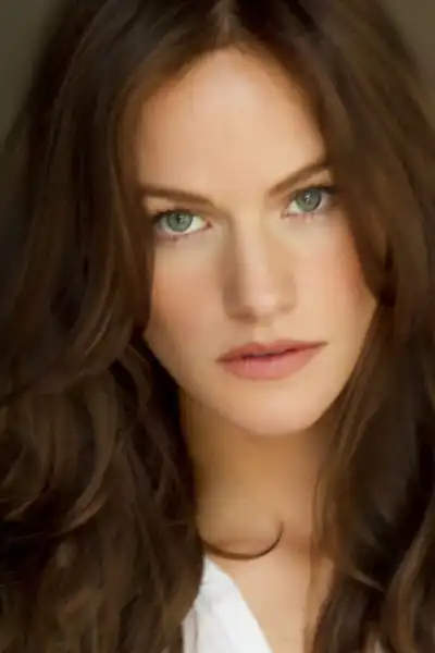 Kelly Overton headshot