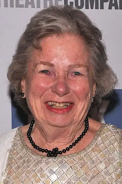 Angela Paton headshot
