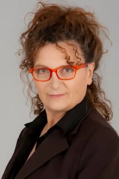 Dora Romano headshot