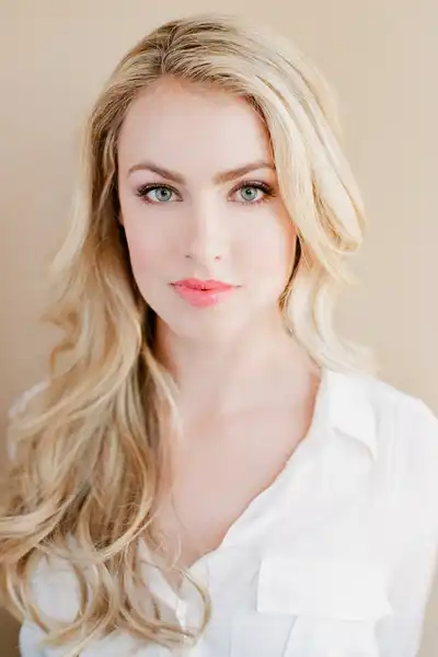 Amanda Schull headshot