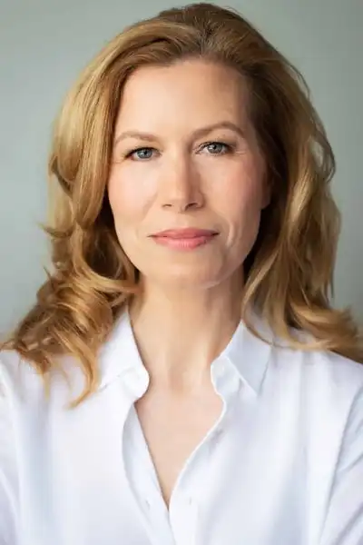Kerri Smith headshot