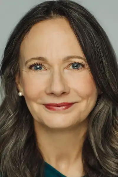 Miriam Smith headshot