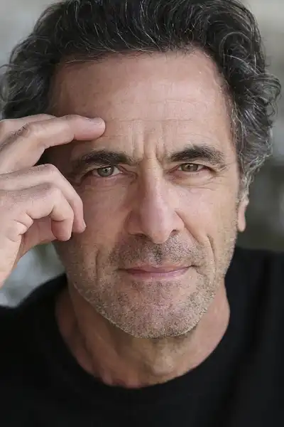 Robin Thomas headshot