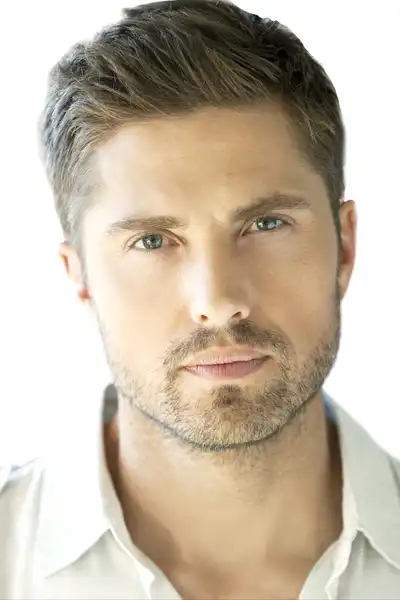 Eric Winter headshot