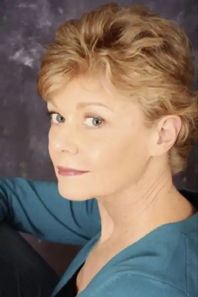Colleen Winton headshot