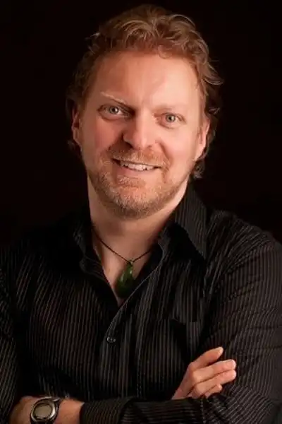 Alex Zahara headshot