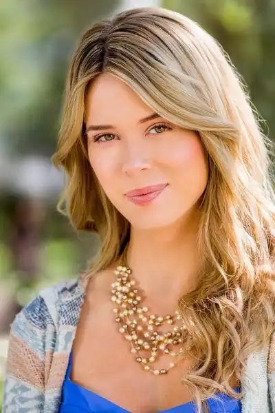 Leah Renee headshot